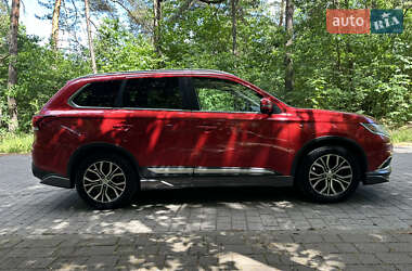 Позашляховик / Кросовер Mitsubishi Outlander 2018 в 