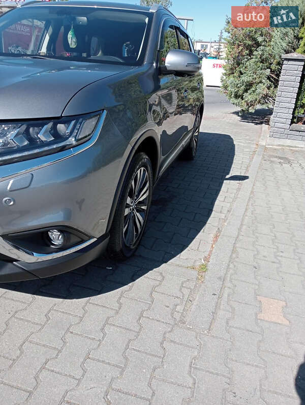 Позашляховик / Кросовер Mitsubishi Outlander 2021 в Івано-Франківську