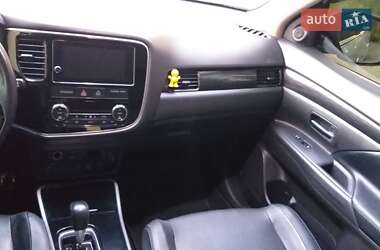 Внедорожник / Кроссовер Mitsubishi Outlander 2017 в 