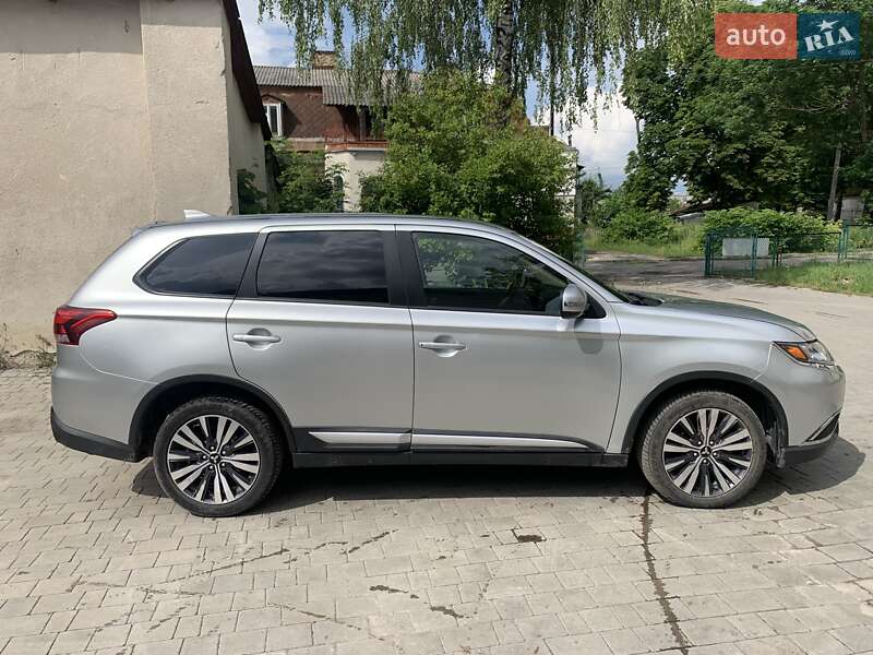 Внедорожник / Кроссовер Mitsubishi Outlander 2020 в Бродах