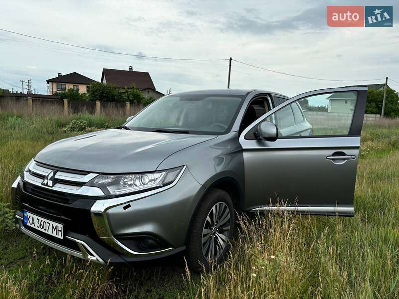 Внедорожник / Кроссовер Mitsubishi Outlander 2020 в Киеве