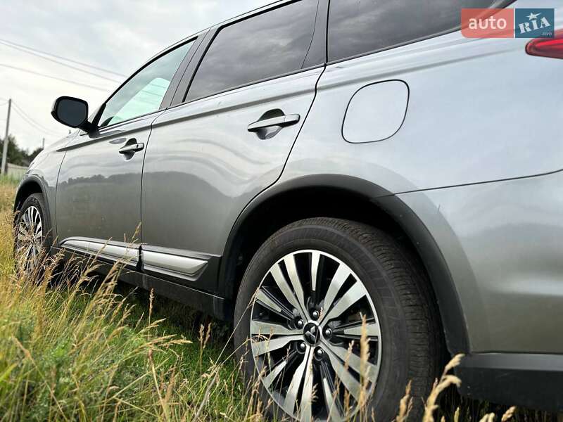 Внедорожник / Кроссовер Mitsubishi Outlander 2020 в Киеве