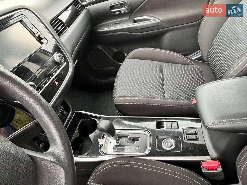 Внедорожник / Кроссовер Mitsubishi Outlander 2020 в Киеве