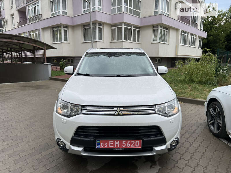 Внедорожник / Кроссовер Mitsubishi Outlander 2015 в Львове