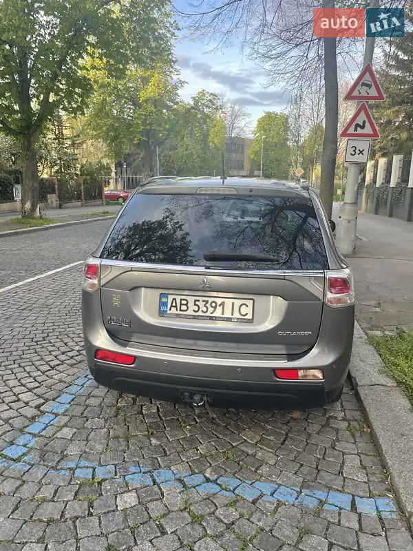Внедорожник / Кроссовер Mitsubishi Outlander 2012 в 