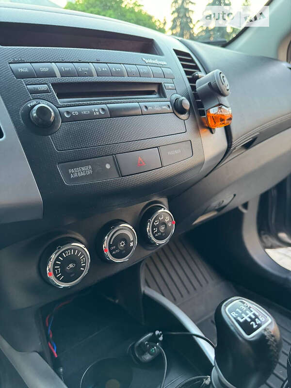 Внедорожник / Кроссовер Mitsubishi Outlander 2011 в Дубно