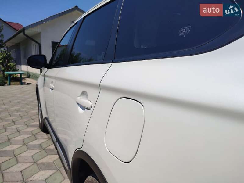 Внедорожник / Кроссовер Mitsubishi Outlander 2021 в Черновцах