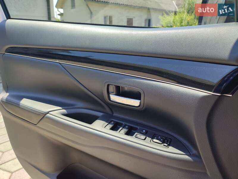 Внедорожник / Кроссовер Mitsubishi Outlander 2021 в Черновцах