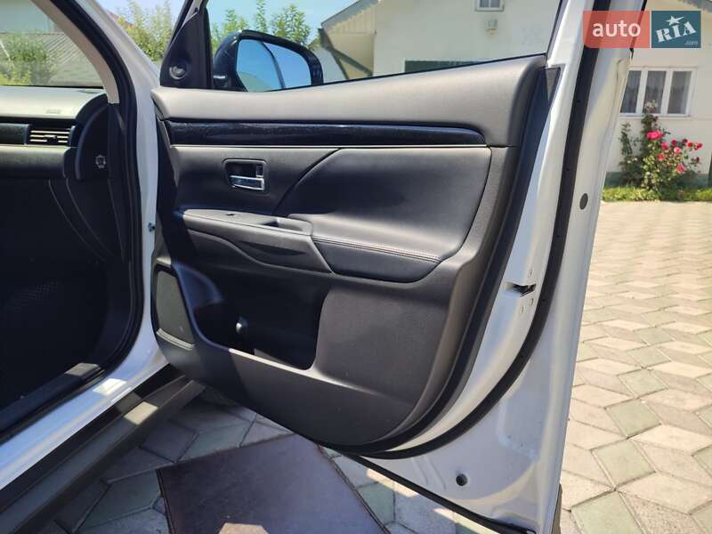 Внедорожник / Кроссовер Mitsubishi Outlander 2021 в Черновцах