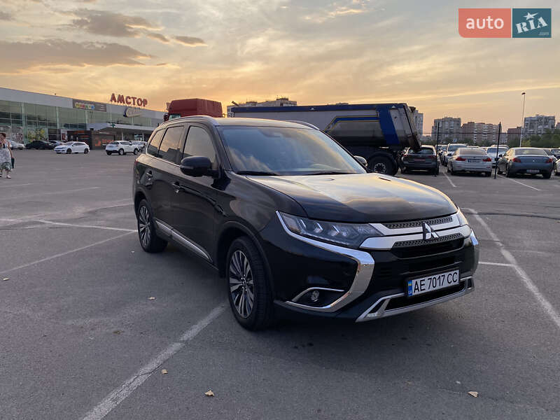 Внедорожник / Кроссовер Mitsubishi Outlander 2020 в Запорожье