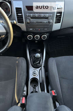 Внедорожник / Кроссовер Mitsubishi Outlander 2009 в 