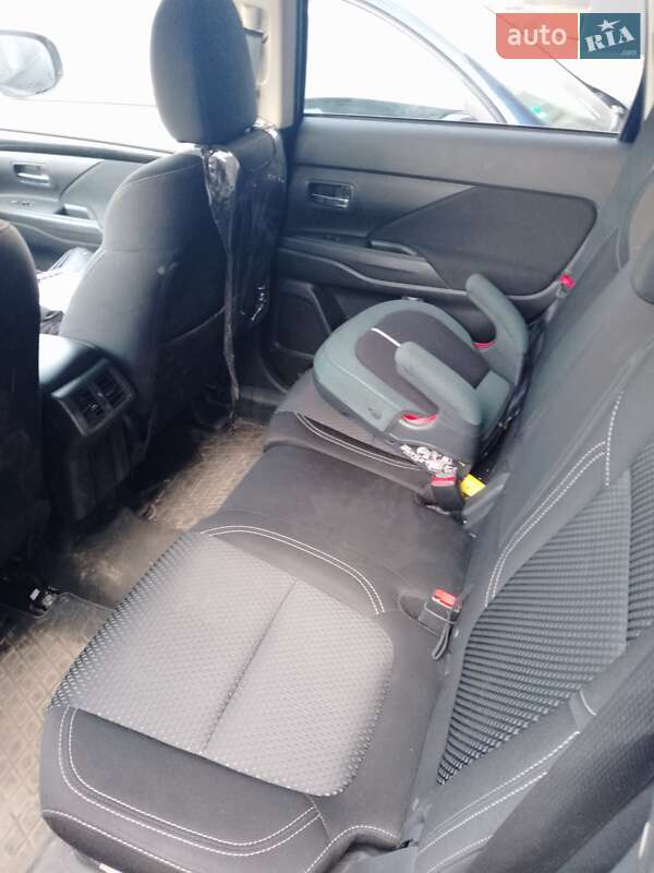 Позашляховик / Кросовер Mitsubishi Outlander 2019 в Києві