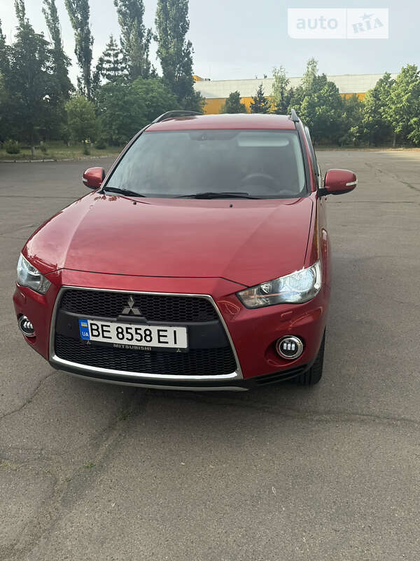 Внедорожник / Кроссовер Mitsubishi Outlander 2012 в Николаеве