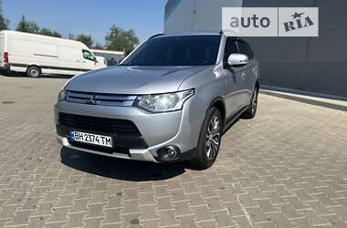 Внедорожник / Кроссовер Mitsubishi Outlander 2014 в Вишневом