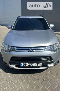 Внедорожник / Кроссовер Mitsubishi Outlander 2014 в Вишневом