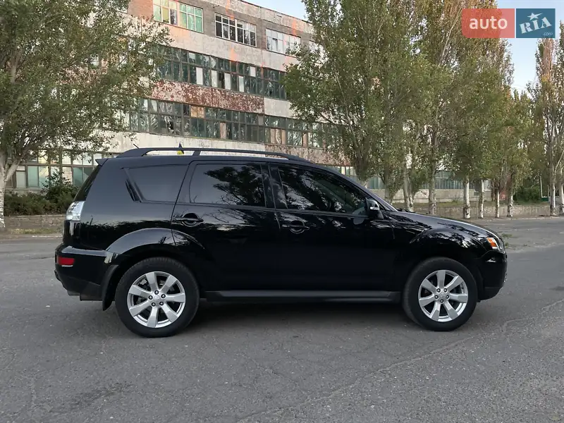Внедорожник / Кроссовер Mitsubishi Outlander 2012 в 