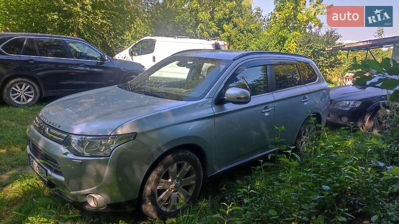 Внедорожник / Кроссовер Mitsubishi Outlander 2013 в Львове