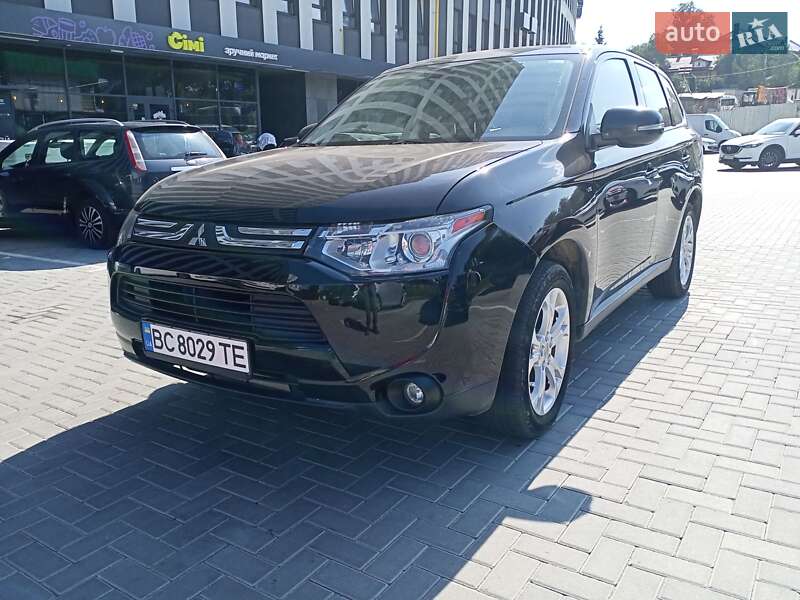 Внедорожник / Кроссовер Mitsubishi Outlander 2013 в 