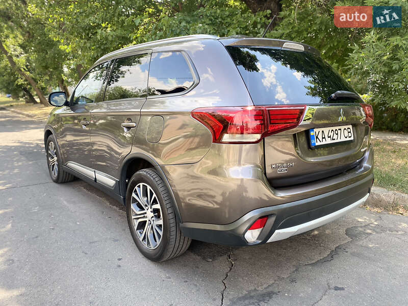 Внедорожник / Кроссовер Mitsubishi Outlander 2016 в Киеве