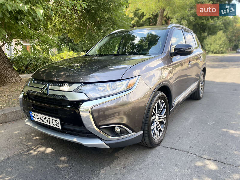 Внедорожник / Кроссовер Mitsubishi Outlander 2016 в Киеве