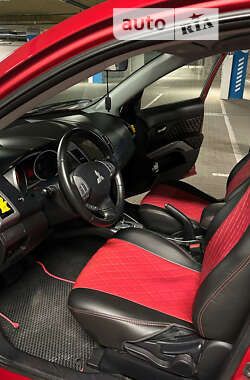Внедорожник / Кроссовер Mitsubishi Outlander 2010 в 