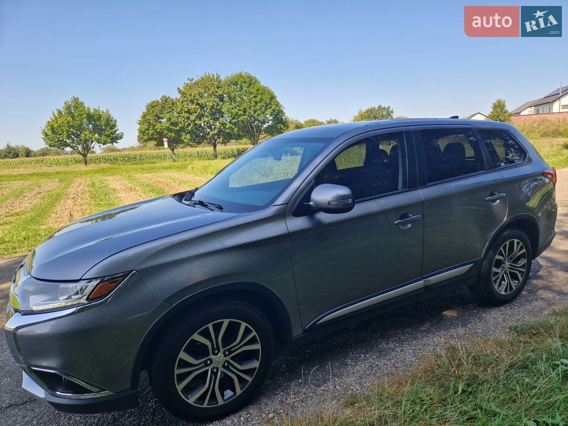 2017 Mitsubishi Outlander - фото 1