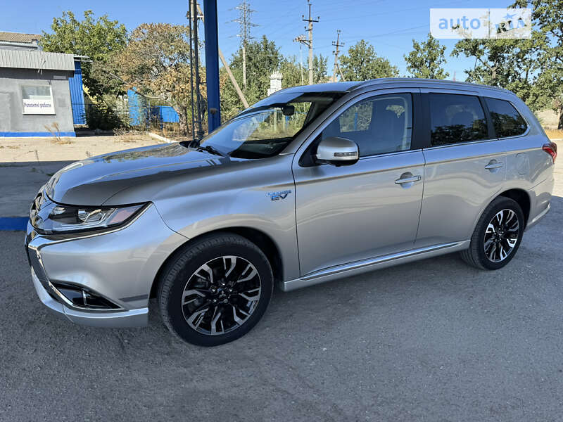 Внедорожник / Кроссовер Mitsubishi Outlander 2017 в Кропивницком