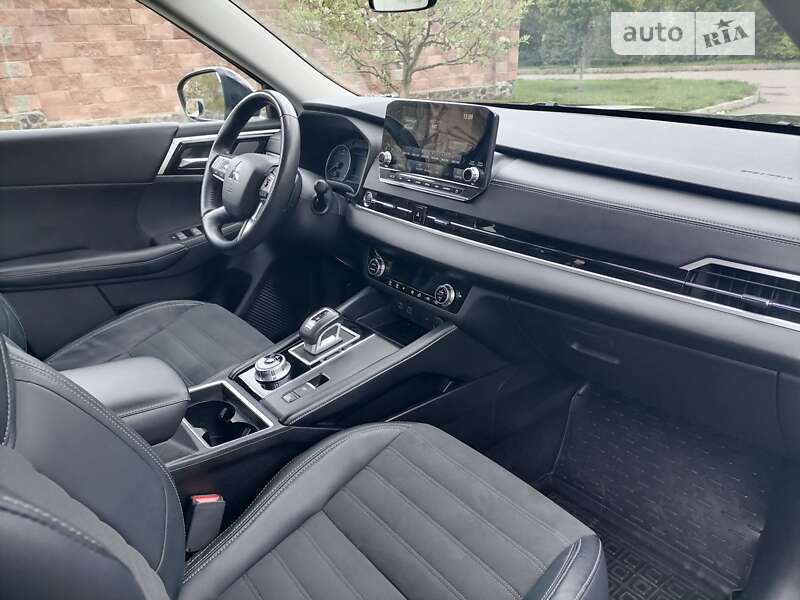 Внедорожник / Кроссовер Mitsubishi Outlander 2021 в Киеве