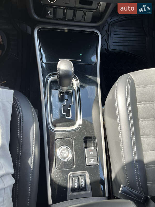 Внедорожник / Кроссовер Mitsubishi Outlander 2019 в Львове