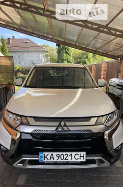 Позашляховик / Кросовер Mitsubishi Outlander 2021 в Києві