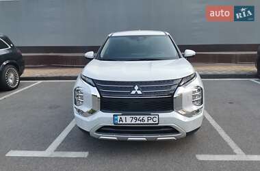 Внедорожник / Кроссовер Mitsubishi Outlander 2023 в Киеве