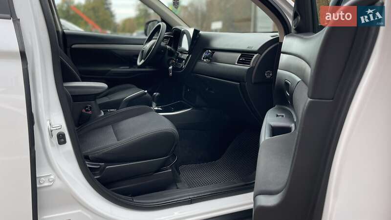 Позашляховик / Кросовер Mitsubishi Outlander 2017 в Луцьку