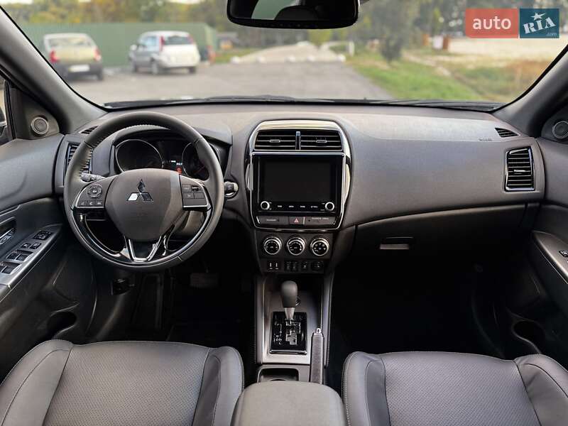 Позашляховик / Кросовер Mitsubishi Outlander 2023 в Олександрії