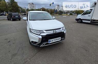 Позашляховик / Кросовер Mitsubishi Outlander 2018 в Києві