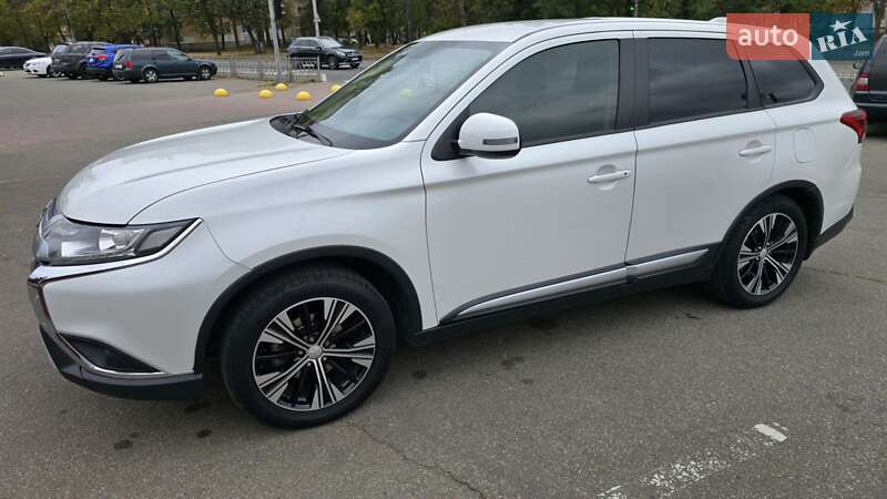 Позашляховик / Кросовер Mitsubishi Outlander 2018 в Києві