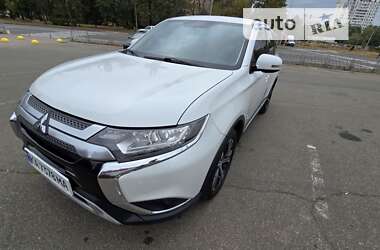 Позашляховик / Кросовер Mitsubishi Outlander 2018 в Києві