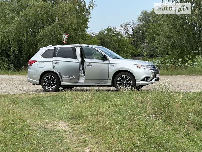 Внедорожник / Кроссовер Mitsubishi Outlander 2017 в Кропивницком