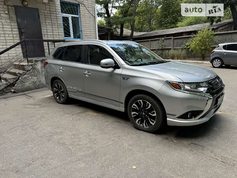 Внедорожник / Кроссовер Mitsubishi Outlander 2017 в Кропивницком