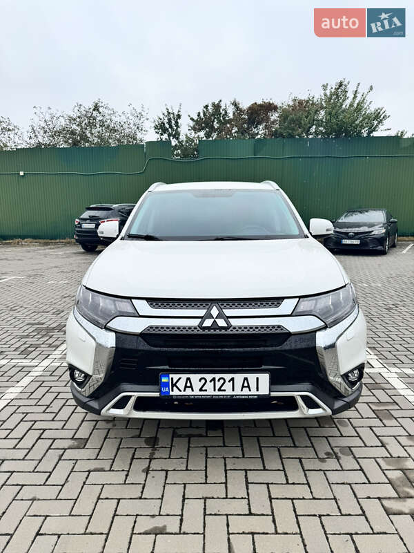 Внедорожник / Кроссовер Mitsubishi Outlander 2020 в Киеве