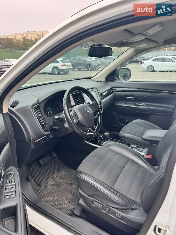 Внедорожник / Кроссовер Mitsubishi Outlander 2020 в Киеве