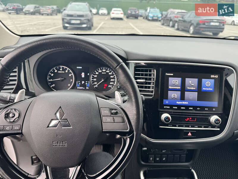 Внедорожник / Кроссовер Mitsubishi Outlander 2020 в Киеве