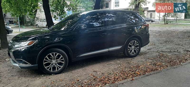 Внедорожник / Кроссовер Mitsubishi Outlander 2017 в Запорожье