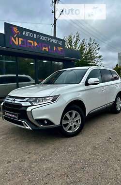 Позашляховик / Кросовер Mitsubishi Outlander 2021 в Києві