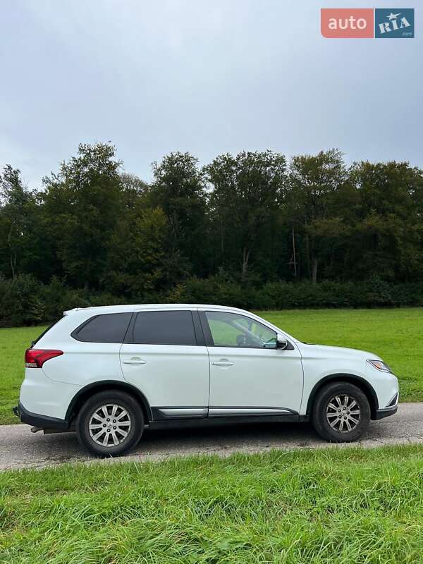 Внедорожник / Кроссовер Mitsubishi Outlander 2016 в Николаеве