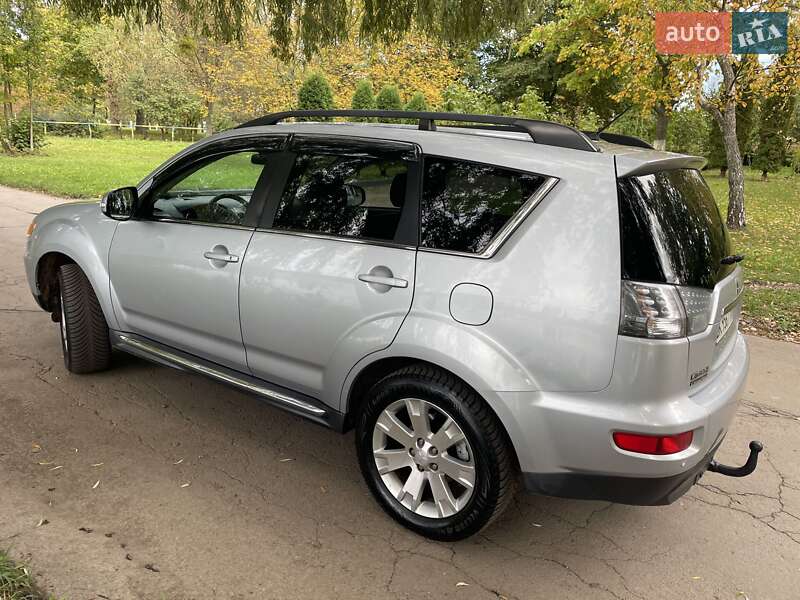 Внедорожник / Кроссовер Mitsubishi Outlander 2011 в Ровно