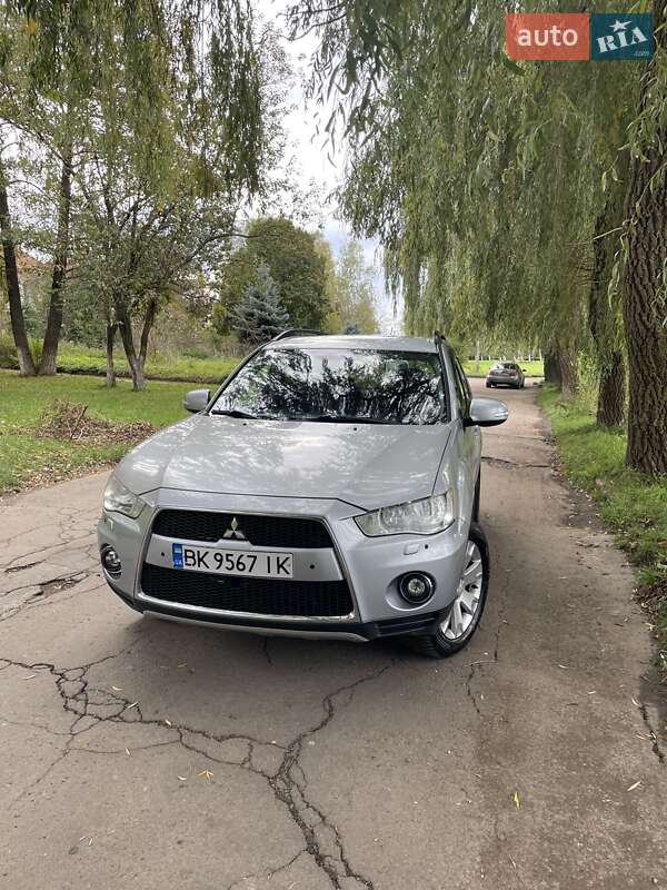 Внедорожник / Кроссовер Mitsubishi Outlander 2011 в Ровно