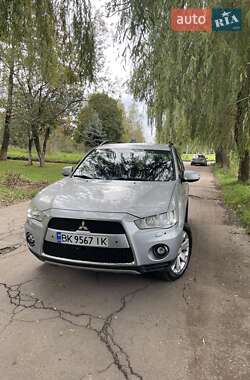 Внедорожник / Кроссовер Mitsubishi Outlander 2011 в 