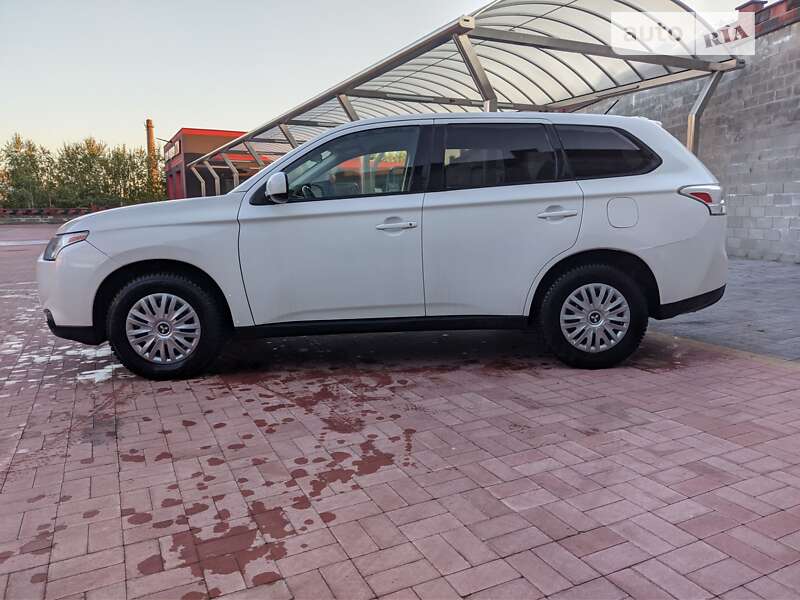 Позашляховик / Кросовер Mitsubishi Outlander 2013 в Рівному