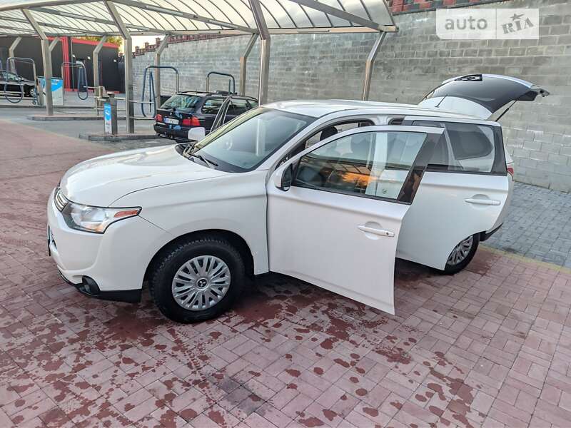 Позашляховик / Кросовер Mitsubishi Outlander 2013 в Рівному