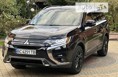 Позашляховик / Кросовер Mitsubishi Outlander 2018 в Львові